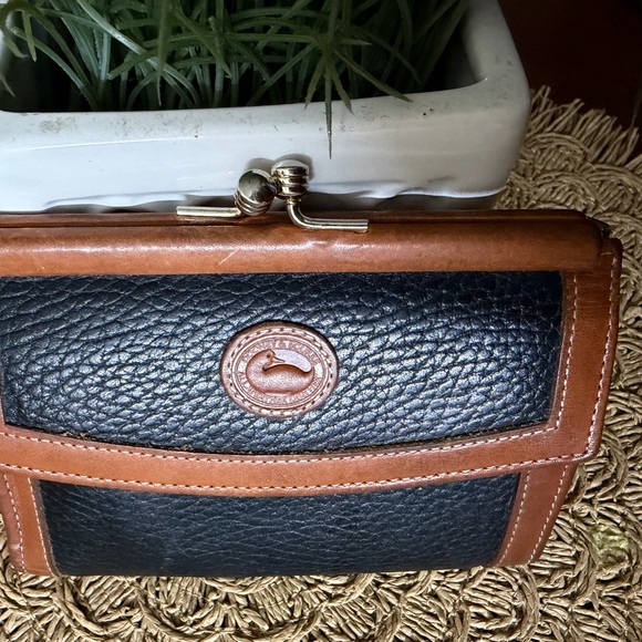 DOONEY & BOURKE Vintage Leather Kiss
Lock Tri Fold Wallet - Picture 7 of 8